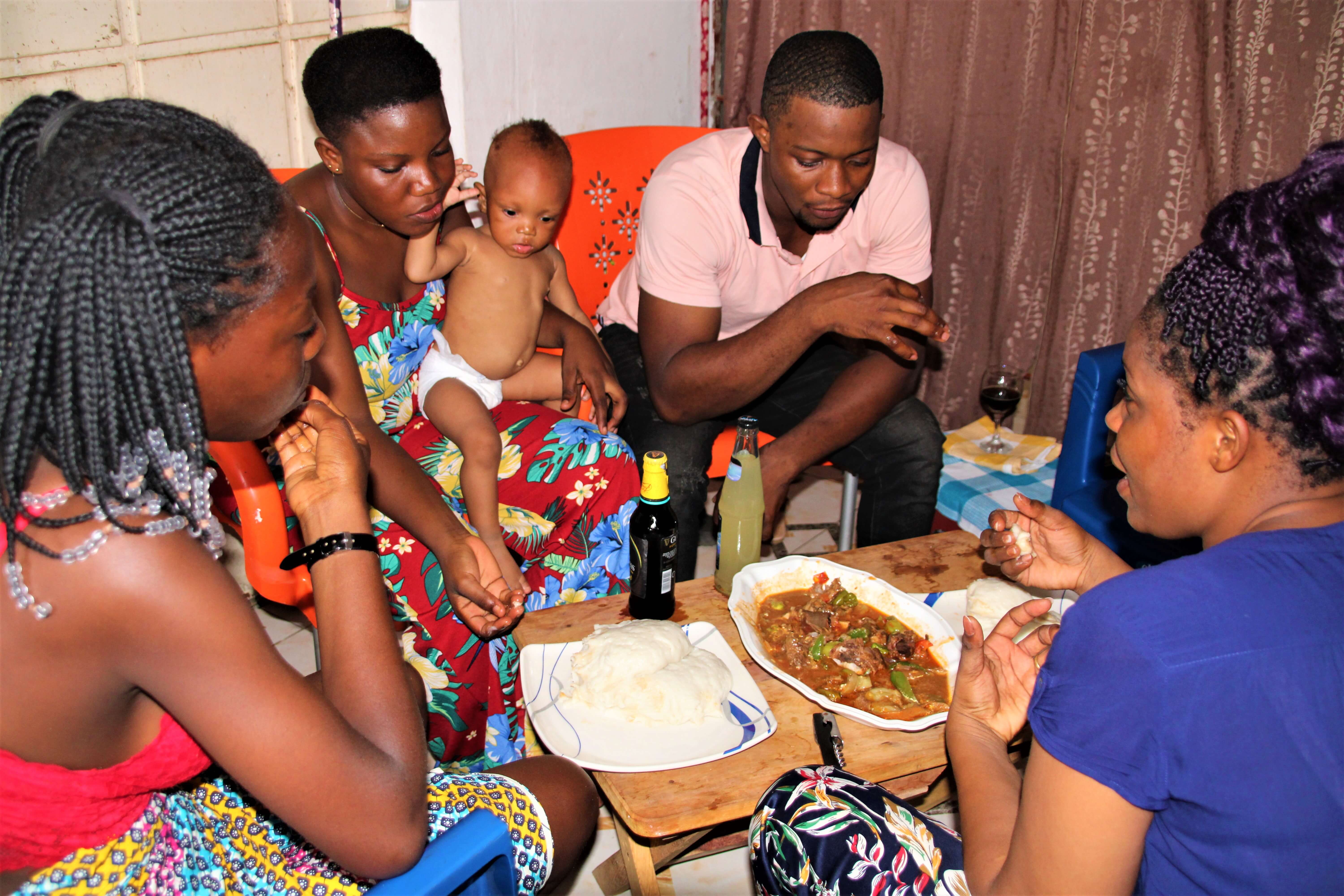 Des Togolais entrain de manger ensemble