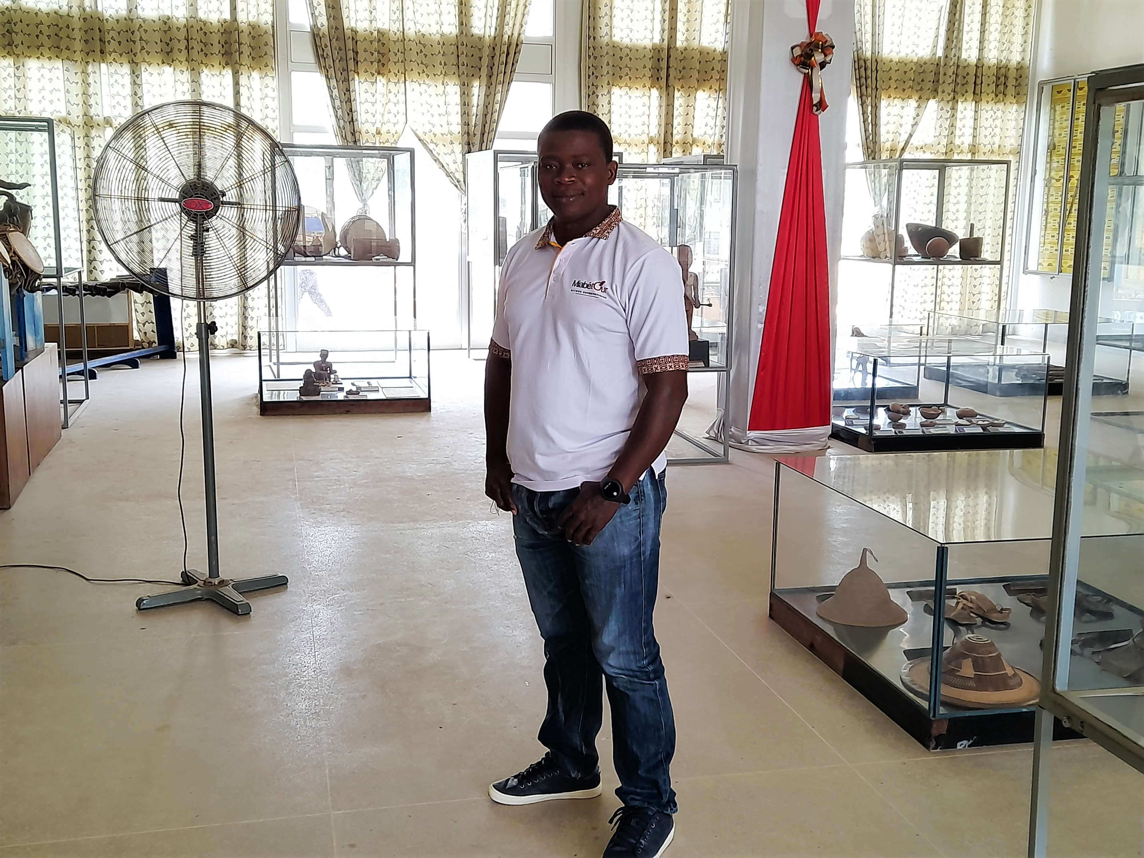 Un personnel de Miabétour au musee national du Togo